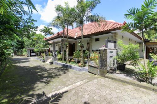 Entrance, RedDoorz near Museum Gunung Merapi in Kaliurang Entrance, RedDoorz near Museum Gunung Merapi in Kaliurang