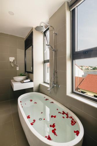 Bathroom, La An Central Boutique Villa in Minh An Bathroom, La An Central Boutique Villa in Minh An