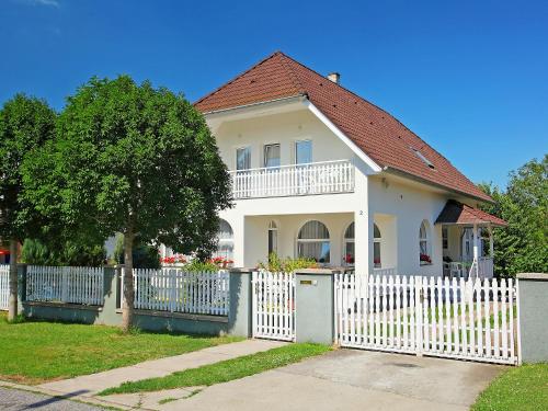 Holiday Home Goliath in Balatonszarszo Holiday Home Goliath in Balatonszarszo