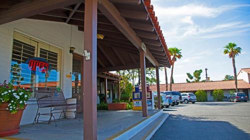 Exterior view, El Rancho Boulder Motel in Boulder City Exterior view, El Rancho Boulder Motel in Boulder City
