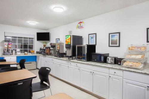 餐飲選擇, 彭薩科拉溫德姆速8酒店 (Super 8 by Wyndham Pensacola) in 彭沙科拉 (FL) 餐飲選擇, 彭薩科拉溫德姆速8酒店 (Super 8 by Wyndham Pensacola) in 彭沙科拉 (FL)