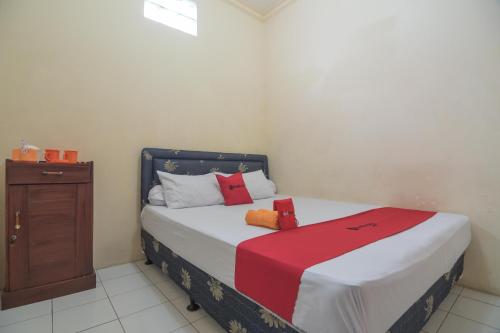 This photo about RedDoorz near Margahayu Raya 2 shared on HyHotel.com