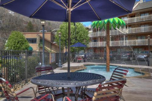 크로스로즈 인 앤 스위트 (Crossroads Inn & Suites) in 개틀린버그 (TN) 크로스로즈 인 앤 스위트 (Crossroads Inn & Suites) in 개틀린버그 (TN)