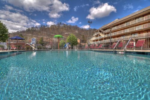 크로스로즈 인 앤 스위트 (Crossroads Inn & Suites) in 개틀린버그 (TN) 크로스로즈 인 앤 스위트 (Crossroads Inn & Suites) in 개틀린버그 (TN)