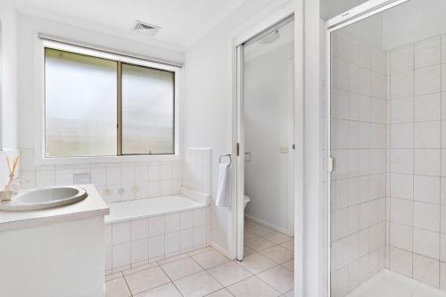 Bathroom, Maroondah Pet Friendly 3 Bedroom House in Kilsyth in Kilsyth Bathroom, Maroondah Pet Friendly 3 Bedroom House in Kilsyth in Kilsyth