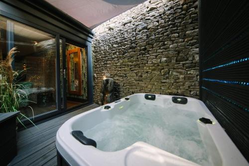 جاكوزي, Absoluxe Suites in كيركبي لونسدل جاكوزي, Absoluxe Suites in كيركبي لونسدل