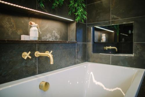 حمام, Absoluxe Suites in كيركبي لونسدل حمام, Absoluxe Suites in كيركبي لونسدل
