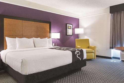 La Quinta Inn & Suites by Wyndham Ontario Airport in Ontario La Quinta Inn & Suites by Wyndham Ontario Airport in Ontario