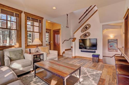 Mountain Ridge Chalet in Historic Downtown Mountain Ridge Chalet in Historic Downtown