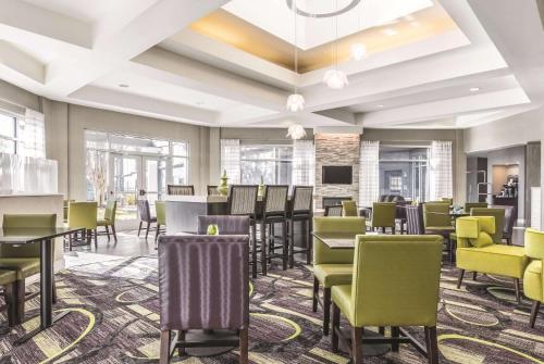 Lobby, La Quinta Inn & Suites by Wyndham Alexandria Airport in Alexandria (LA) Lobby, La Quinta Inn & Suites by Wyndham Alexandria Airport in Alexandria (LA)