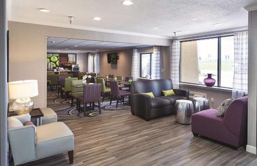 Lobby, La Quinta Inn & Suites by Wyndham Baton Rouge Siegen Lane in Baton Rouge Lobby, La Quinta Inn & Suites by Wyndham Baton Rouge Siegen Lane in Baton Rouge