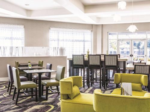 Food and beverages, La Quinta Inn & Suites by Wyndham Alexandria Airport in Alexandria (LA) Food and beverages, La Quinta Inn & Suites by Wyndham Alexandria Airport in Alexandria (LA)