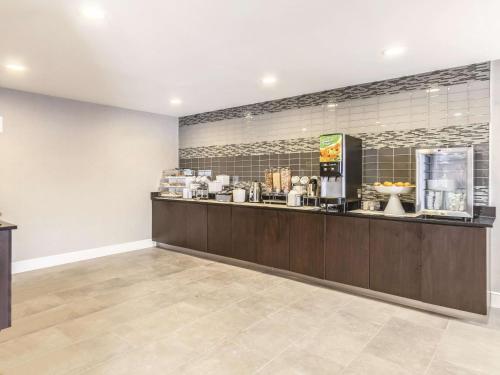 طعام و مشروبات, لا كوينتا إن آند سويتس باي ويندام كليفلاند - إيربورت نورث (La Quinta Inn & Suites by Wyndham Cleveland - Airport North) in كليفلاند طعام و مشروبات, لا كوينتا إن آند سويتس باي ويندام كليفلاند - إيربورت نورث (La Quinta Inn & Suites by Wyndham Cleveland - Airport North) in كليفلاند