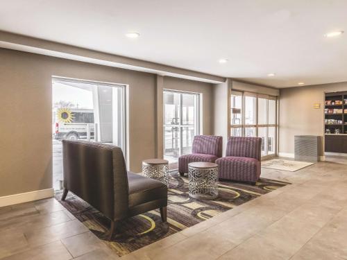 ردهة, لا كوينتا إن آند سويتس باي ويندام كليفلاند - إيربورت نورث (La Quinta Inn & Suites by Wyndham Cleveland - Airport North) in كليفلاند ردهة, لا كوينتا إن آند سويتس باي ويندام كليفلاند - إيربورت نورث (La Quinta Inn & Suites by Wyndham Cleveland - Airport North) in كليفلاند