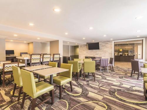 طعام و مشروبات, لا كوينتا إن آند سويتس باي ويندام كليفلاند - إيربورت نورث (La Quinta Inn & Suites by Wyndham Cleveland - Airport North) in كليفلاند طعام و مشروبات, لا كوينتا إن آند سويتس باي ويندام كليفلاند - إيربورت نورث (La Quinta Inn & Suites by Wyndham Cleveland - Airport North) in كليفلاند