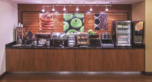 Ételek és italok, La Quinta Inn & Suites by Wyndham Edmond in Edmond Ételek és italok, La Quinta Inn & Suites by Wyndham Edmond in Edmond