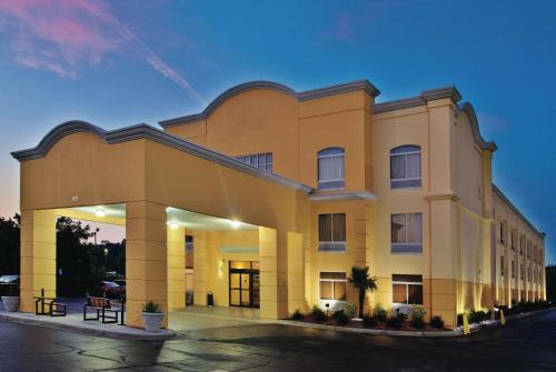 La Quinta by Wyndham Florence in Columbia