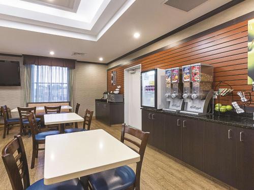 Eten en drinken, La Quinta Inn & Suites by Wyndham Glendive in Glendive Eten en drinken, La Quinta Inn & Suites by Wyndham Glendive in Glendive