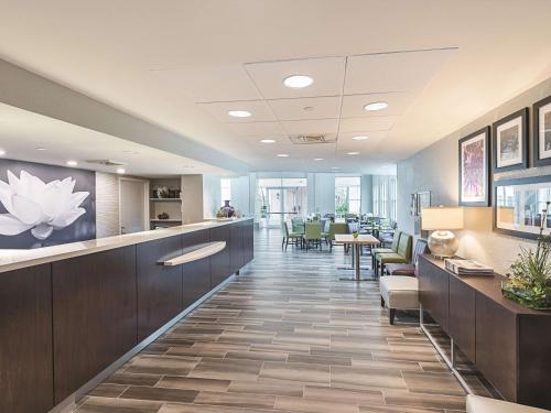 Lobby, La Quinta Inn & Suites by Wyndham Plantation at SW 6th St in Plantation Lobby, La Quinta Inn & Suites by Wyndham Plantation at SW 6th St in Plantation