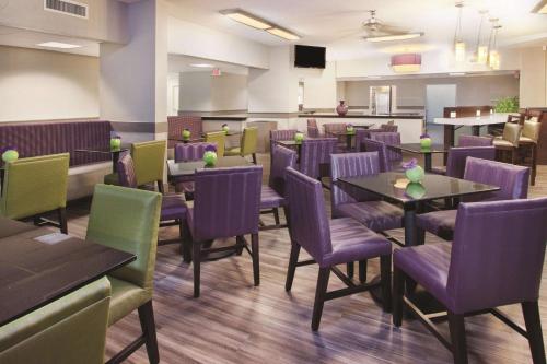 Food and beverages, La Quinta Inn & Suites by Wyndham Charleston Riverview in Charleston (SC) Food and beverages, La Quinta Inn & Suites by Wyndham Charleston Riverview in Charleston (SC)