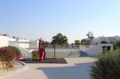 מגרש משחקים, Fedrania Gardens Hotel in איה נאפה מגרש משחקים, Fedrania Gardens Hotel in איה נאפה
