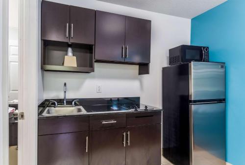 Kitchen, Motel 6-Gulf Shores, AL in Gulf Shores (AL) Kitchen, Motel 6-Gulf Shores, AL in Gulf Shores (AL)