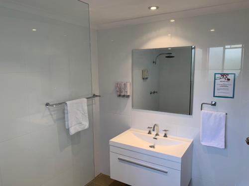 Bathroom, Heritage Motor Inn Goulburn in Goulburn Bathroom, Heritage Motor Inn Goulburn in Goulburn