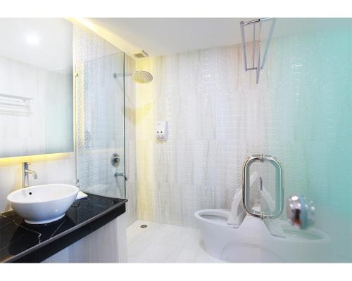 Bathroom, Emerald Hotel in Ternate Bathroom, Emerald Hotel in Ternate