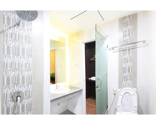 Bathroom, Emerald Hotel in Ternate Bathroom, Emerald Hotel in Ternate