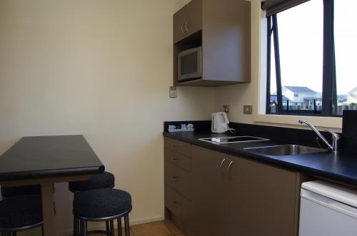 Kitchen, Dunedin Holiday Park & Motels in South Dunedin Kitchen, Dunedin Holiday Park & Motels in South Dunedin