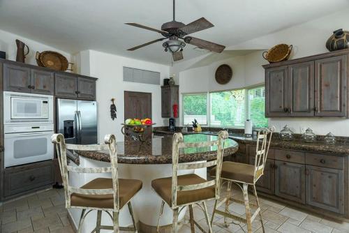 This photo about Villa Thunderbird shared on HyHotel.com