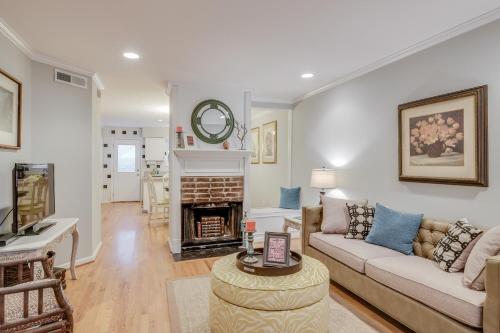 在meiguo.com看到的Two-Bedroom Chic Nashville Condo的介绍图片