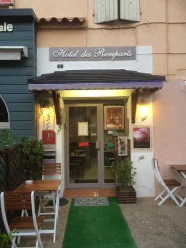 Exterior view, Hotel des Remparts in Villeneuve-sur-Lot Exterior view, Hotel des Remparts in Villeneuve-sur-Lot