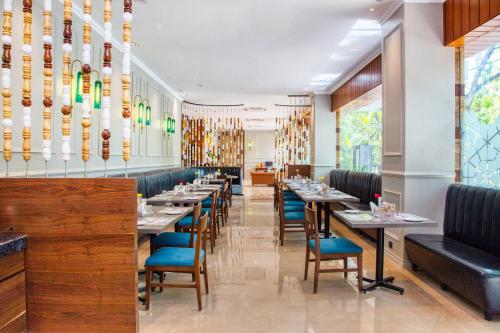 Restaurant, 7 Apple Hotel Vimannagar, Pune near Pune Airport Restaurant, 7 Apple Hotel Vimannagar, Pune near Pune Airport