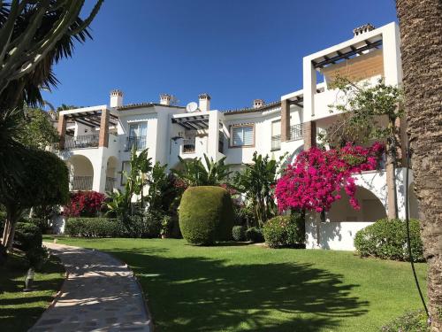 حديقة, Marbella - Estepona beach frontline apartment in Hacienda Beach حديقة, Marbella - Estepona beach frontline apartment in Hacienda Beach