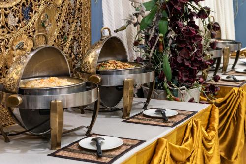 Đồ ăn và thức uống, Ayothaya Riverside Hotel in Ayutthaya Đồ ăn và thức uống, Ayothaya Riverside Hotel in Ayutthaya