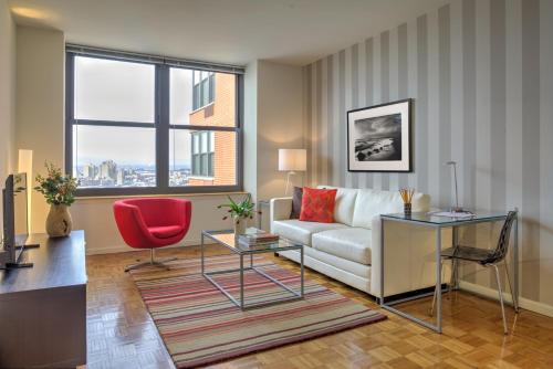 在meiguo.com看到的Furnished Quarters at Grove Pointe的介绍图片