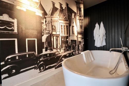 Bathroom, Van der Gang Suites in Dokkum binnen de Bolwerken Bathroom, Van der Gang Suites in Dokkum binnen de Bolwerken