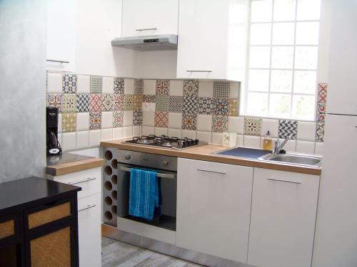 Konyha, Gîte, jacuzzi & vin au grenier de Madiran (Gite, jacuzzi & vin au grenier de Madiran) in Madiran Konyha, Gîte, jacuzzi & vin au grenier de Madiran (Gite, jacuzzi & vin au grenier de Madiran) in Madiran