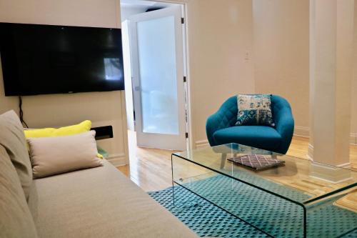 This photo about Cottage Au Pied Du Mont Royal shared on HyHotel.com