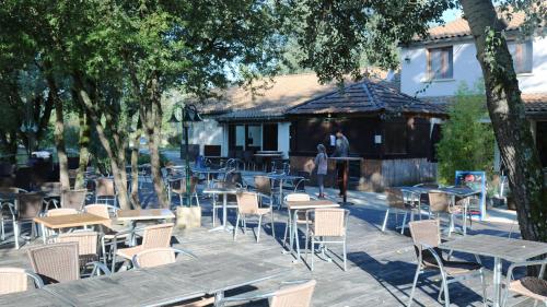 Étterem, Glamping Villatent at Le Lac Bleu in Chatillon-En-Diois Étterem, Glamping Villatent at Le Lac Bleu in Chatillon-En-Diois