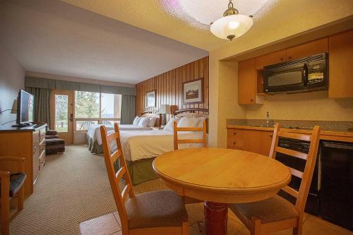 Fairmont Hot Springs Resort in Fairmont Hot Springs (BC) Fairmont Hot Springs Resort in Fairmont Hot Springs (BC)
