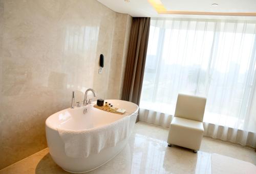 Bathroom, Grand Metropark Hotel Beijing in International Exhibition Area Bathroom, Grand Metropark Hotel Beijing in International Exhibition Area