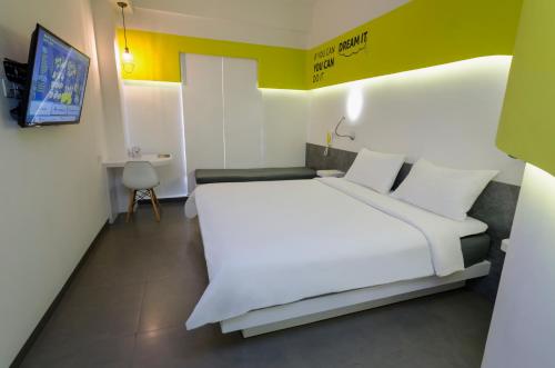 YELLO Hotel Jemursari near Rumah Sakit Premier Surabaya YELLO Hotel Jemursari near Rumah Sakit Premier Surabaya