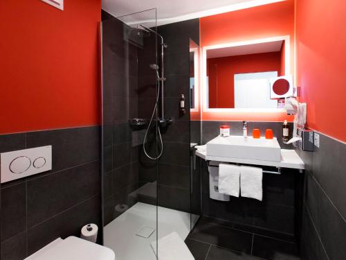 Bathroom, DORMERO Hotel Roth in Roth Bathroom, DORMERO Hotel Roth in Roth