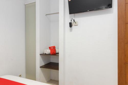 This photo about RedDoorz Plus near Sudirman Station 2 shared on HyHotel.com