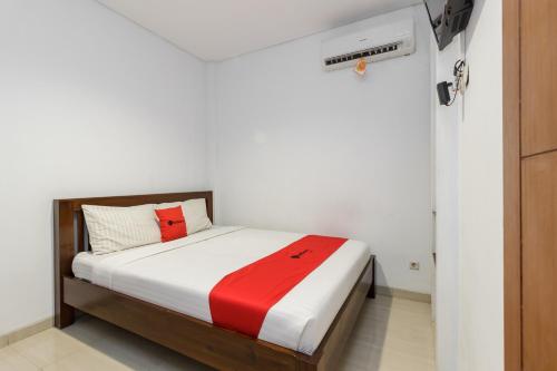 This photo about RedDoorz Plus near Sudirman Station 2 shared on HyHotel.com