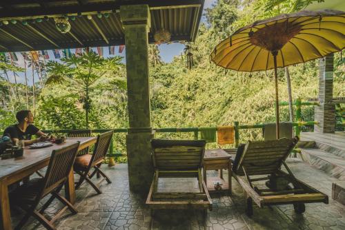 Balcony/terrace, WW Backpackers in Ubud Balcony/terrace, WW Backpackers in Ubud
