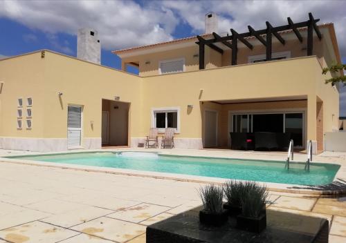 Arrabida Pool Mansion House Lisboa in ปิงเยา โนโว Arrabida Pool Mansion House Lisboa in ปิงเยา โนโว