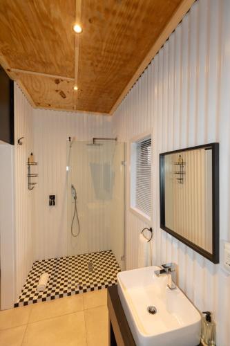 Bathroom, Kransplaas - Nyala Lodge in Kransplaas Bathroom, Kransplaas - Nyala Lodge in Kransplaas